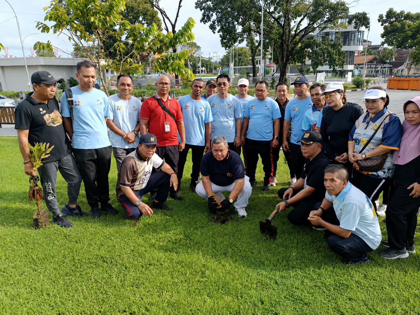 Foto: Perwakilan PT Korintiga Hutani bersama Dinas PUPR Provinsi Kalimantan Tengah berpartisipasi dalam kegiatan penanaman pohon di Bundaran Besar Palangkaraya sebagai upaya bersama meningkatkan kualitas lingkungan dan menciptakan ruang publik yang lebih hijau dan berkelanjutan.