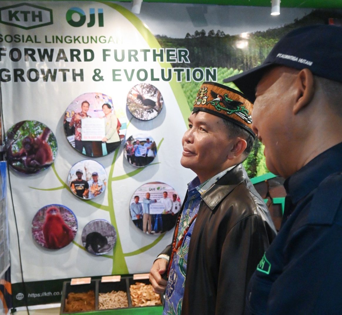 Foto: Perwakilan PT Korintiga Hutani (KTH) menjelaskan produk kayu berkelanjutan dan praktik pengelolaan hutan bertanggung jawab kepada Gubernur Kalimantan Tengah Agustiar Sabran dalam Kalteng Expo 2026 di Palangka Raya