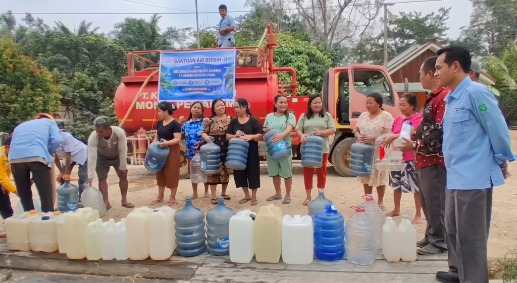 PT Korintiga Hutani menyalurkan air bersih kepada masyarakat terdampak Kemarau di Tiga Desa di Lamandau